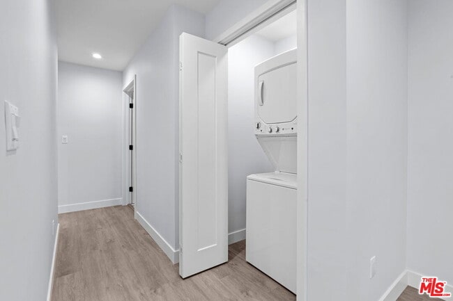 Building Photo - 1518 1/4 Stearns Dr