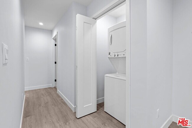 Foto del edificio - 1518 1/4 Stearns Dr