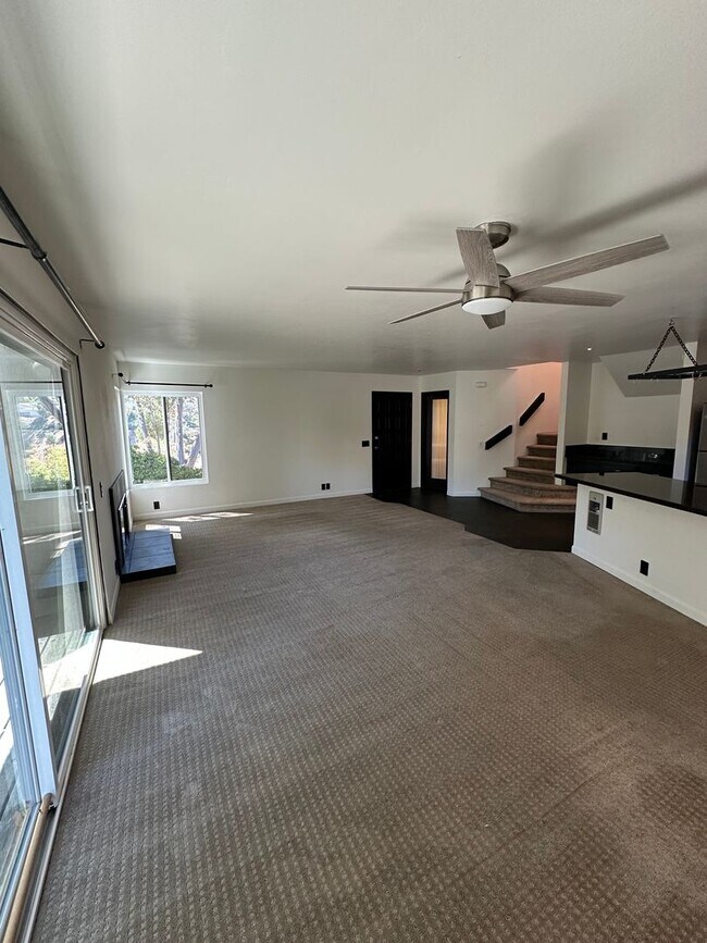 Foto del edificio - LA JOLLA - 2 Br + Den, Private End Unit To...