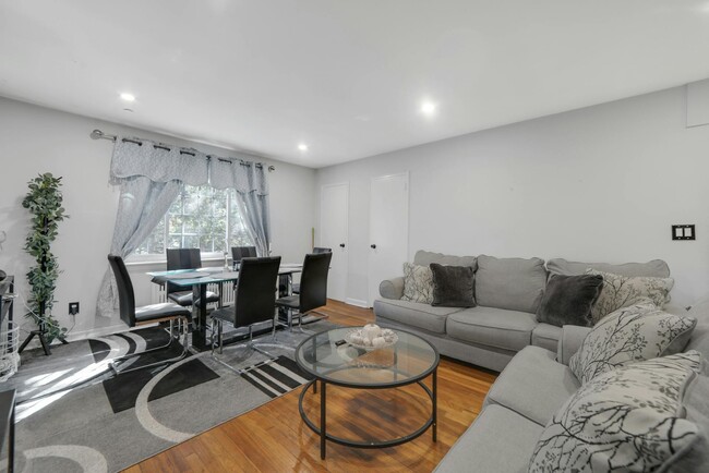 Foto del edificio - 97-99-99 Tracey Pl