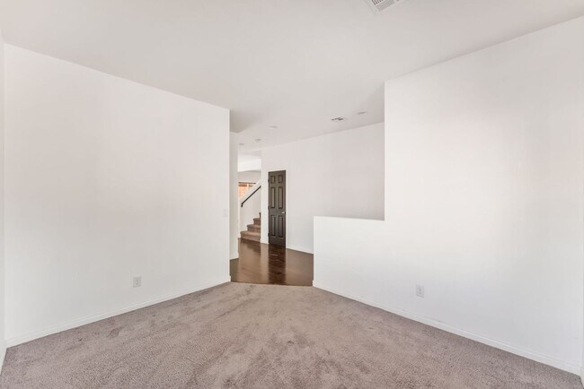 Foto del edificio - Check this Beautiful 2 story Home in a corner lot at end of the street