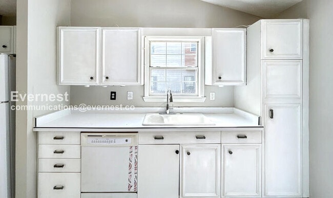Building Photo - 812 Sycamore Dr