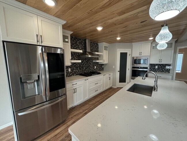 Building Photo - Gorgeous 5 bed, 3.5 bath in South Fargo
