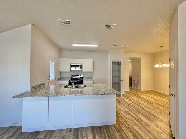Building Photo - 1809 Castroville Trl