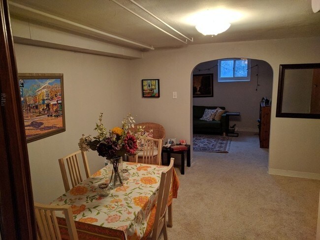 Foto del edificio - Spacious Sunnyside Garden-Level Apartment