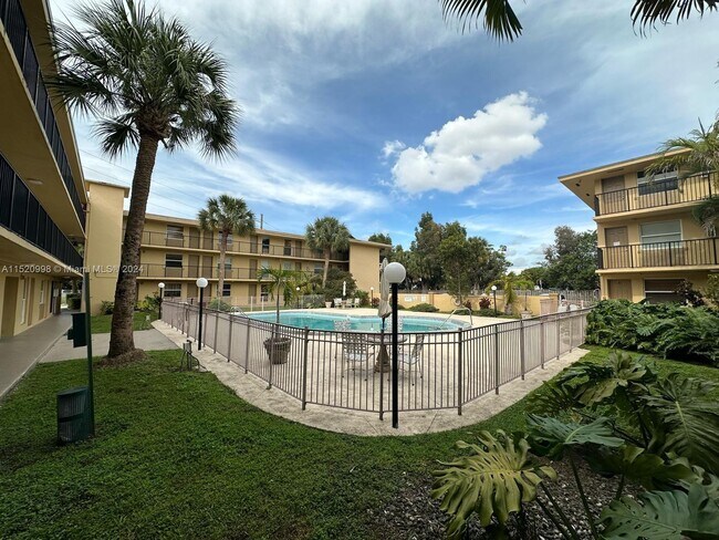 Building Photo - 241 S Royal Poinciana Blvd