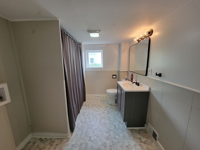 Building Photo - Updated 3-Bedroom, 1-Bathroom Home with Mo...