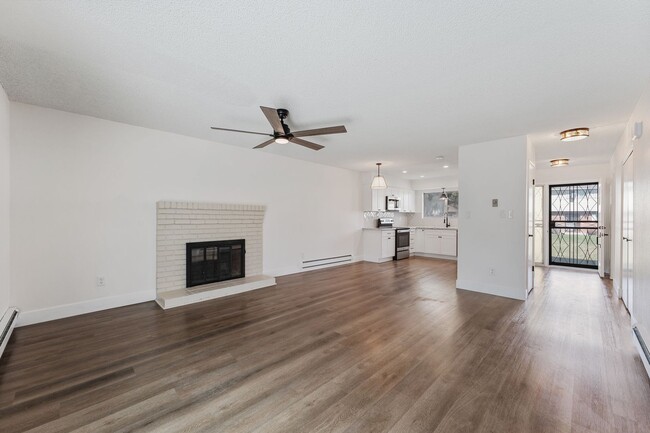 Building Photo - 2 Story Townhouse Recently Renovated in Re...
