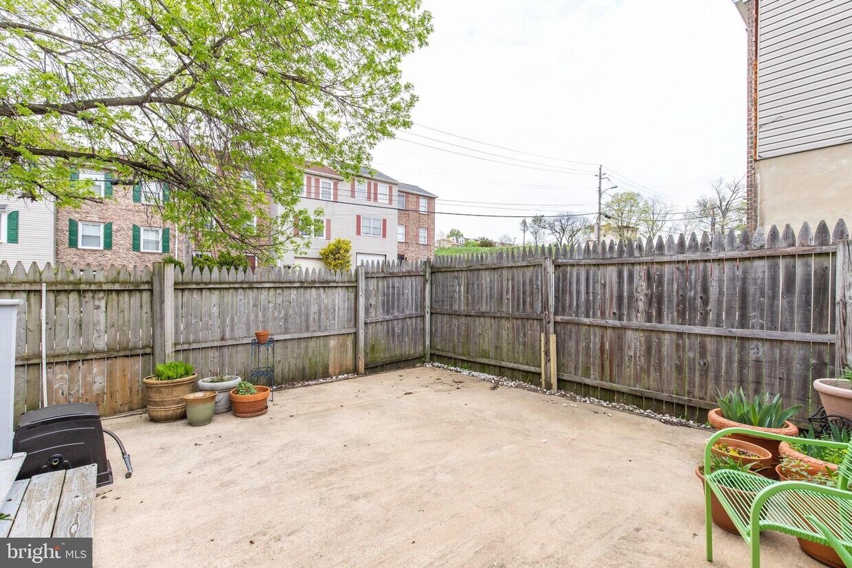 Primary Photo - 1209 Brown St
