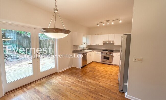 Building Photo - Charming Townhome with 2Beds/2Baths/Private Patio/ Fenced Yard/ Available Now!