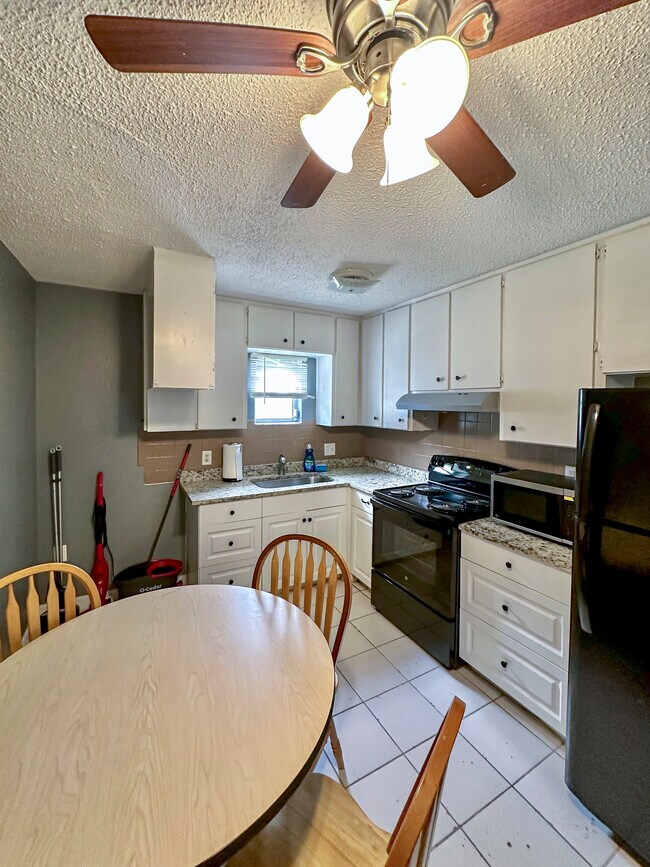 Building Photo - 5833 Sun Glo Ave