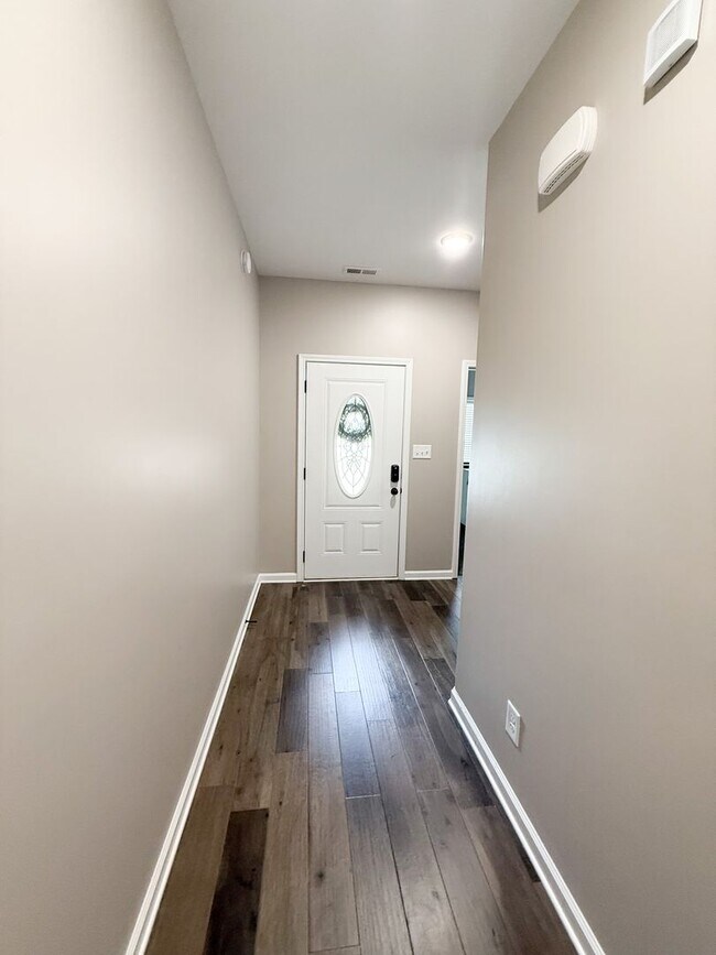 Building Photo - 3 Bedroom 2 Bathroom Home