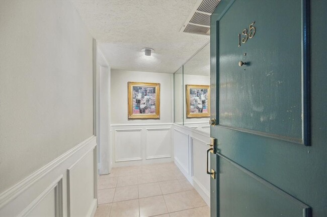 Building Photo - 361 N Post Oak Ln