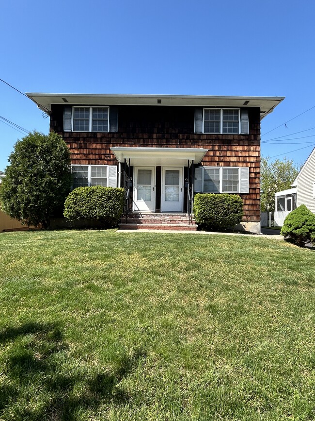 Building Photo - 319 Codrington Pl