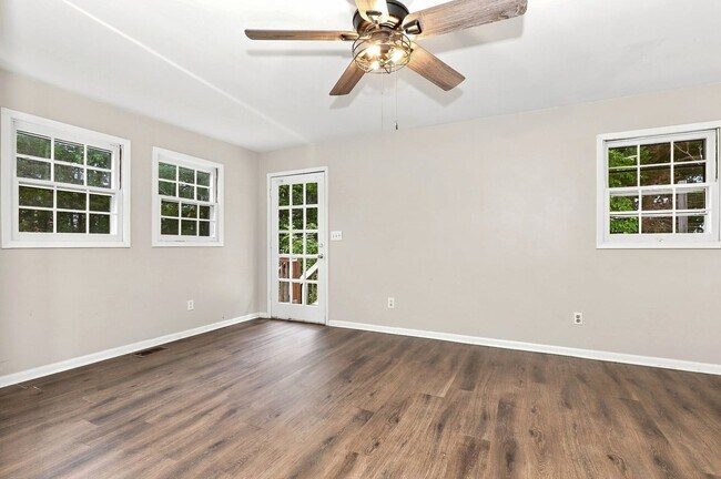 Foto del edificio - 8611 Belews Creek Rd