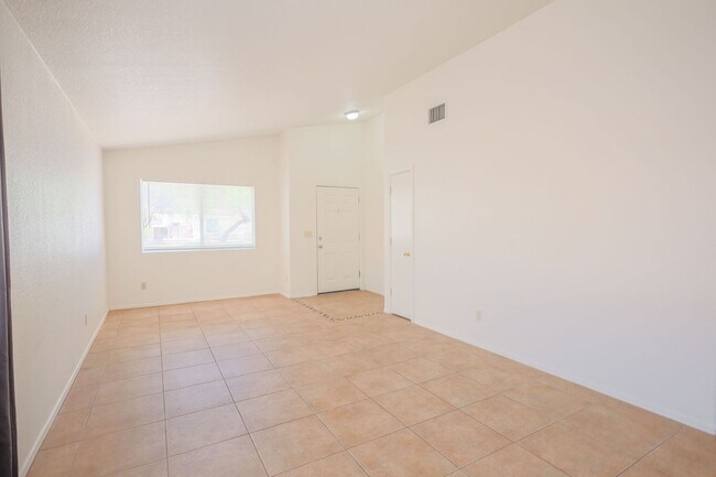 Foto del edificio - AVAILABLE NOW!! WON'T LAST!! CUTE 4 Bedroo...