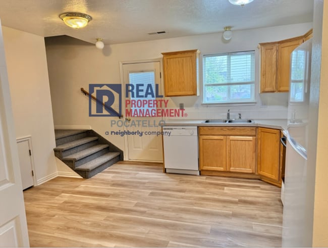 Foto del edificio - 3 Bedroom 1.5 Bath Apartment - 2 car garage
