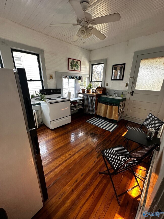 Foto del edificio - 417 Holmes Ave NE