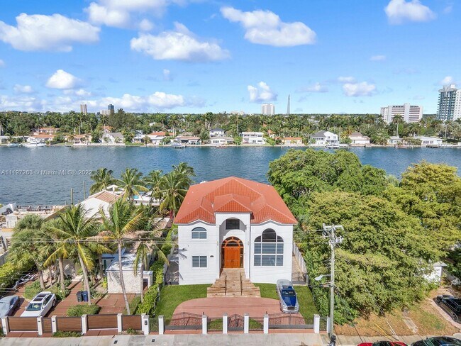 Building Photo - 7556 W Treasure Dr