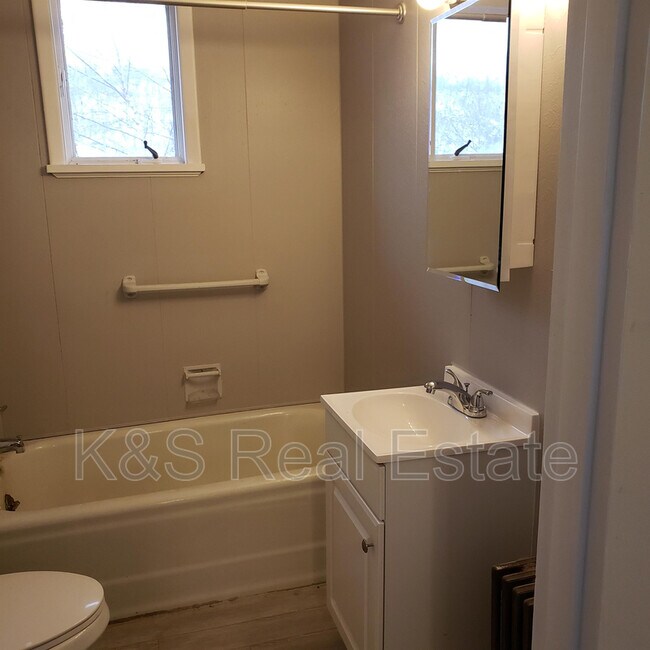 Building Photo - 618 Bluff St