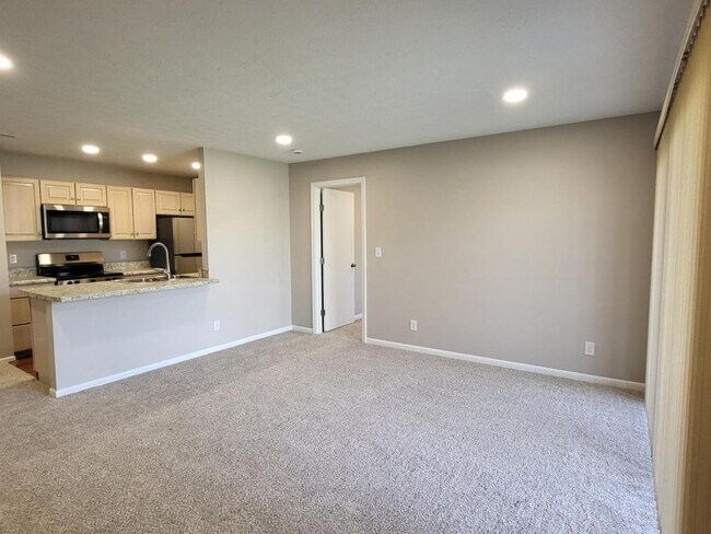 Building Photo - 7645 Montgomery Rd, Unit 3