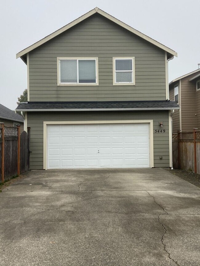 Building Photo - 4 Bed Room , 2.5 Bath
