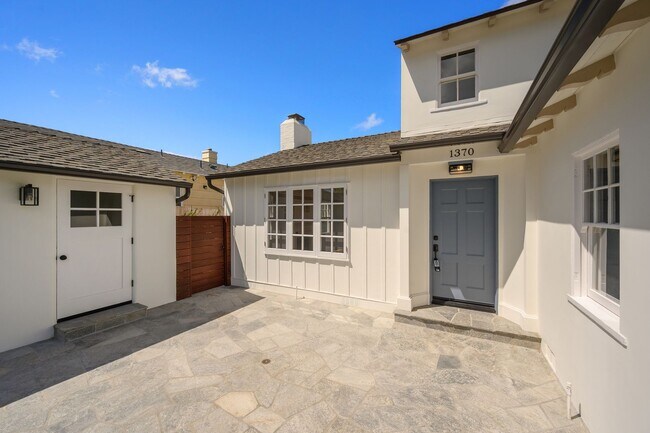 Building Photo - Charming Coastal Retreat: Newly Remodeled ...
