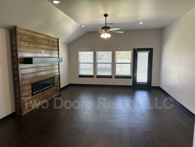 Building Photo - 2229 Roca Dr