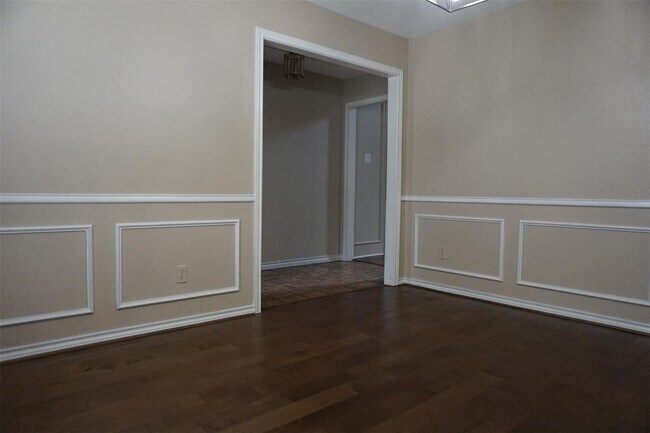 Building Photo - 2225 Parkhaven Dr