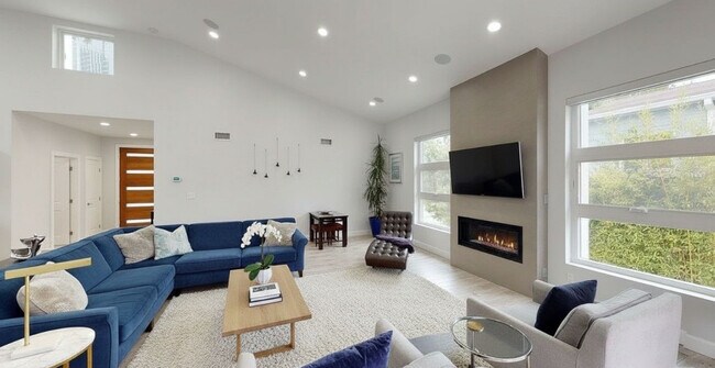 Building Photo - 10331 La Grange Ave