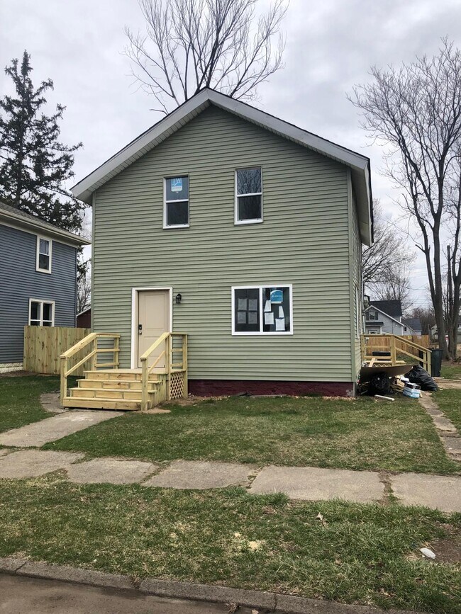 Building Photo - 820 Sherman Ave