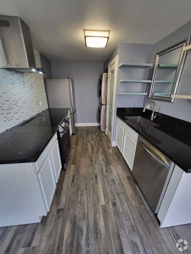 Building Photo - 3410 Woodside Dr
