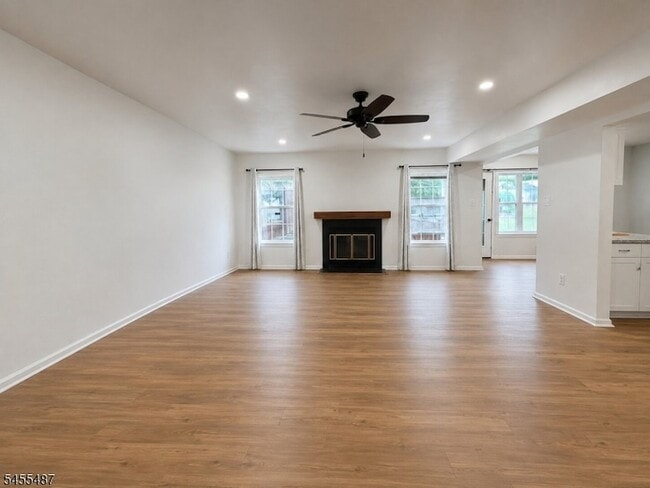 Building Photo - 121 Harrow Dr