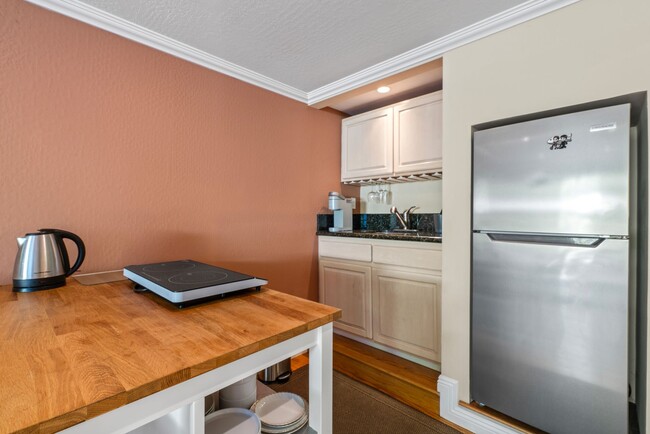 Building Photo - Spacious & Furnished Lower Flat in Prime B...