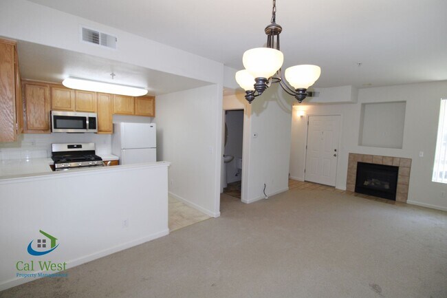 Foto del edificio - $3,695 - Spacious 2 Bedroom, 2.5 bath tri-level townhouse near Communication Hill in Lancaster Gates