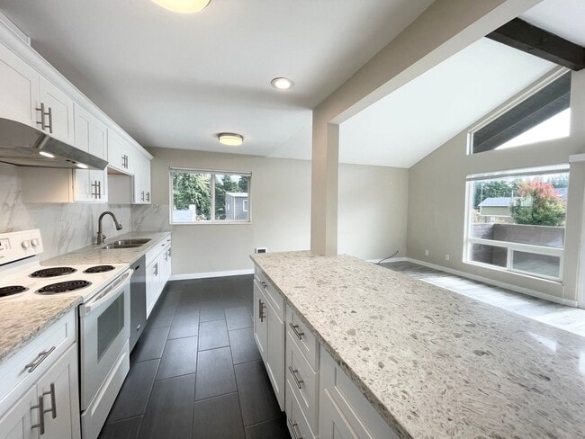 Building Photo - 14320 Roosevelt Way N