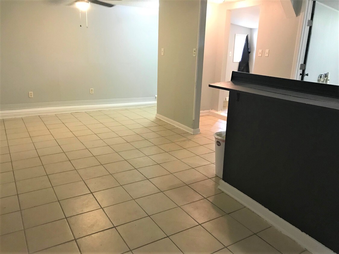 Primary Photo - 405 W Mimosa Dr