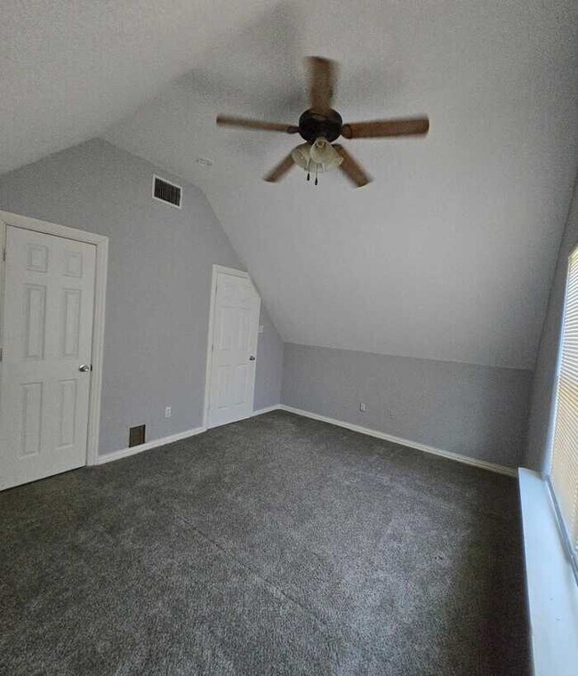 Foto del edificio - 11018 Shady Oaks Dr