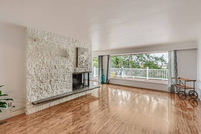 Foto del edificio - Gracious and Spacious and NO Steps at $3200!