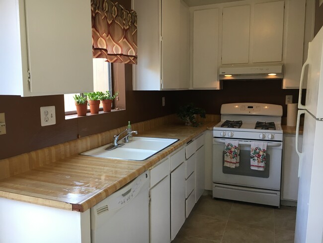 Estufa/refrigerador/lavavajillas incluidos - 9831 Sepulveda Blvd