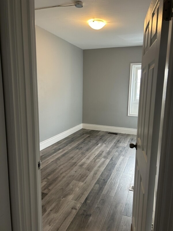 Photo du bâtiment - 1 Bedroom Upper Level Apartment – All Utilities & Parking Included – $1,399/month