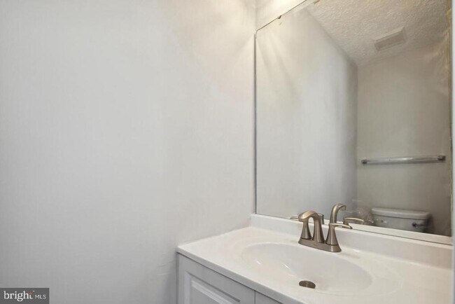 Foto del edificio - 704 Suffield Dr