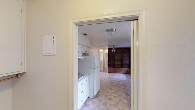 Building Photo - 3 Bedroom/2bath/2 Car Garage