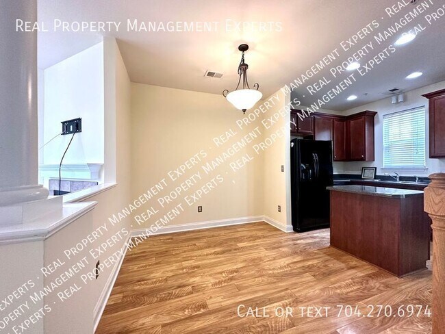 Building Photo - Wonderful 2BR/2.5BA Townhouse in Highland ...