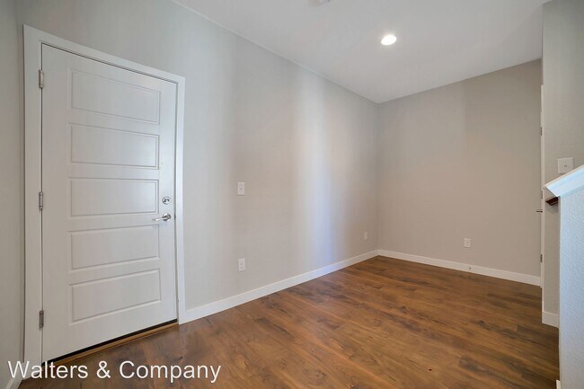 Building Photo - 3 br, 3 bath House - 686 E. Hinsdale Ave.