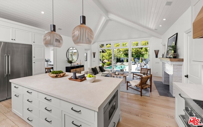 Building Photo - 1330 N Wetherly Dr