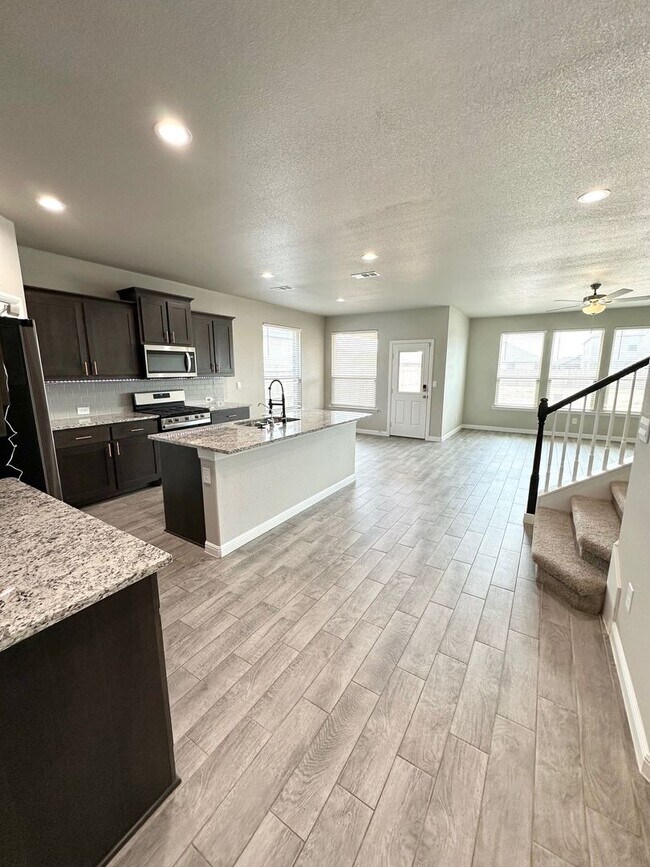 Foto del edificio - 4 Bed 3.5 Bath Ready To Rent ASAP!
