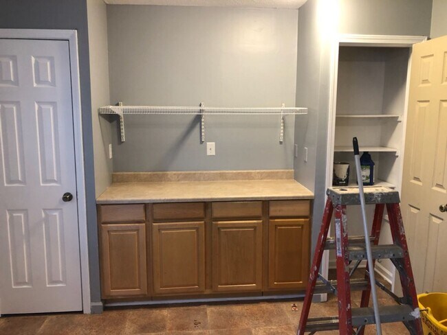 Building Photo - Nice 3 Bedroom 1 Bathroom Ranch