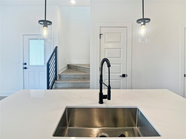 Foto del edificio - 6107 Begonia Cir