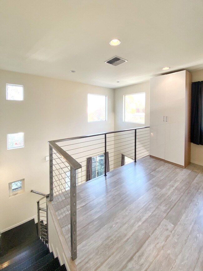 Building Photo - 130 Caliente St